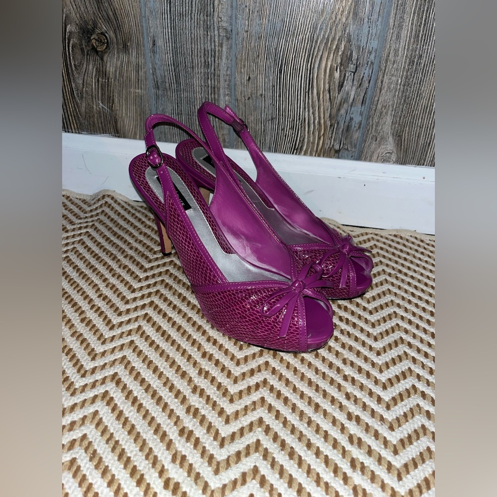 White House Black Market size 9M fuchsia pink peep toe heels